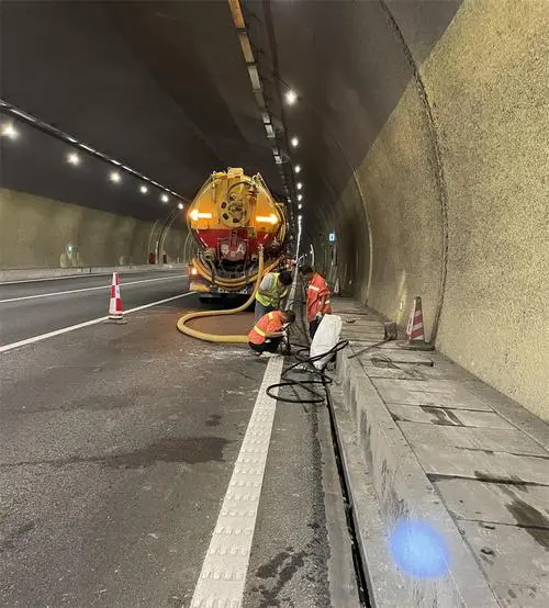 金凤隧道排水渠清淤